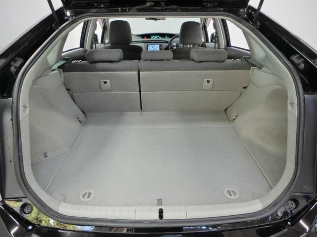 プリウス Ｓ　ハイブリッド　ワンオーナー　安全装備　横滑り防止機能　ＡＢＳ　エアバッグ　盗難防止装置　バックカメラ　ＥＴＣ　ドラレコ　ミュージックプレイヤー接続可　ＣＤ　スマートキー　キーレス　フル装備　オートマ（33枚目）