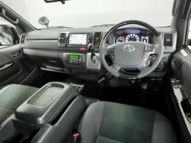 ハイエースバン スーパーＧＬ　ダークプライムＩＩ　ワンオーナー　４ＷＤ　衝突被害軽減システム　横滑り防止機能　ＡＢＳ　エアバッグ　盗難防止装置　バックカメラ　ＥＴＣ　ミュージックプレイヤー接続可　ＣＤ　スマートキー　キーレス　フル装備　Ｗエアコン（3枚目）