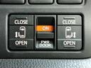 運転席付近のパワースライドドアの操作スイッチです。
