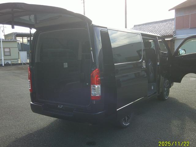 ハイエースバン スーパーＧＬ　ダークプライム　ワンオーナー　特別仕様車ダークプライム　両側パワードア　衝突軽減装置　エアコン　パワステ　インテチキースタート　ＳＤフルセグナビ　Ｂｌｕｅｔｏｏｔｈ接続　ドライブレコーダー　ＥＴＣ　社外リボンタイヤ（7枚目）