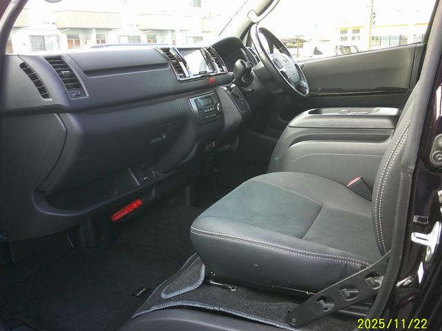 ハイエースバン スーパーＧＬ　ダークプライム　ワンオーナー　特別仕様車ダークプライム　両側パワードア　衝突軽減装置　エアコン　パワステ　インテチキースタート　ＳＤフルセグナビ　Ｂｌｕｅｔｏｏｔｈ接続　ドライブレコーダー　ＥＴＣ　社外リボンタイヤ（12枚目）