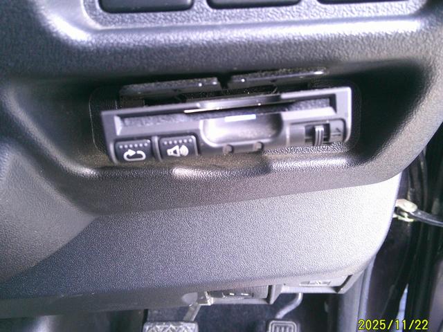 ハイエースバン スーパーＧＬ　ダークプライム　ワンオーナー　特別仕様車ダークプライム　両側パワードア　衝突軽減装置　エアコン　パワステ　インテチキースタート　ＳＤフルセグナビ　Ｂｌｕｅｔｏｏｔｈ接続　ドライブレコーダー　ＥＴＣ　社外リボンタイヤ（17枚目）