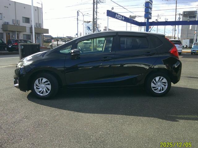 フィット 13G・Fパッケージ ワンオーナー車 スマ-トキ- ETC付き 禁煙 Rカメラ ブルートゥース メモリーナビ フルセグ 記録簿有(5枚目)