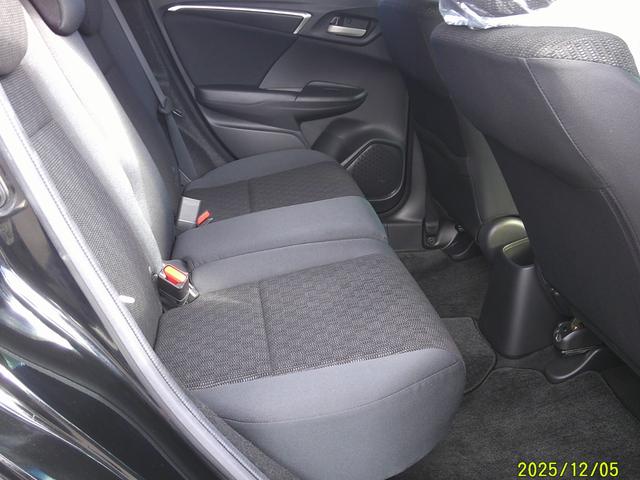 フィット 13G・Fパッケージ ワンオーナー車 スマ-トキ- ETC付き 禁煙 Rカメラ ブルートゥース メモリーナビ フルセグ 記録簿有(9枚目)