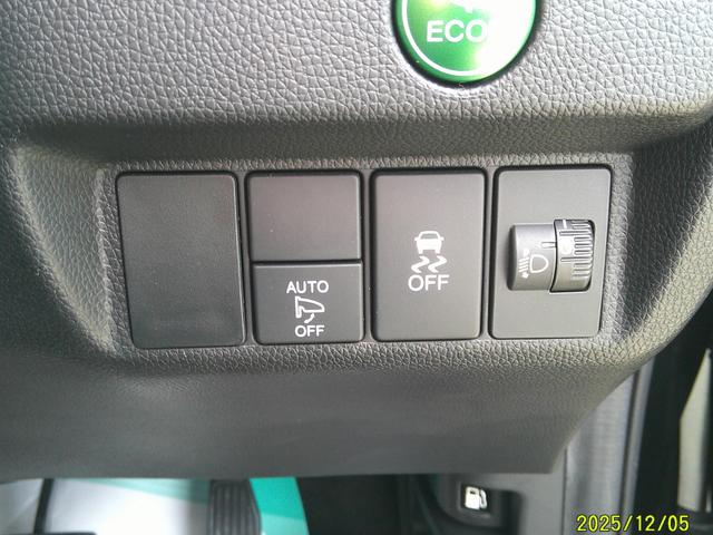 フィット 13G・Fパッケージ ワンオーナー車 スマ-トキ- ETC付き 禁煙 Rカメラ ブルートゥース メモリーナビ フルセグ 記録簿有(16枚目)