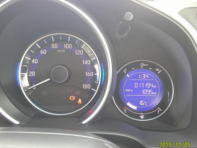 フィット 13G・Fパッケージ ワンオーナー車 スマ-トキ- ETC付き 禁煙 Rカメラ ブルートゥース メモリーナビ フルセグ 記録簿有(17枚目)