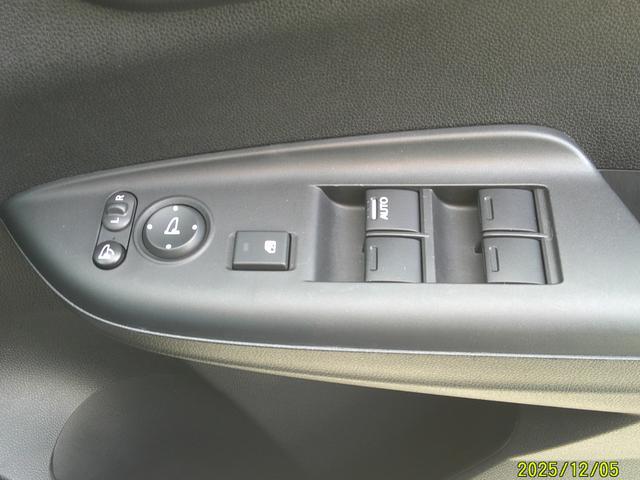 フィット 13G・Fパッケージ ワンオーナー車 スマ-トキ- ETC付き 禁煙 Rカメラ ブルートゥース メモリーナビ フルセグ 記録簿有(18枚目)