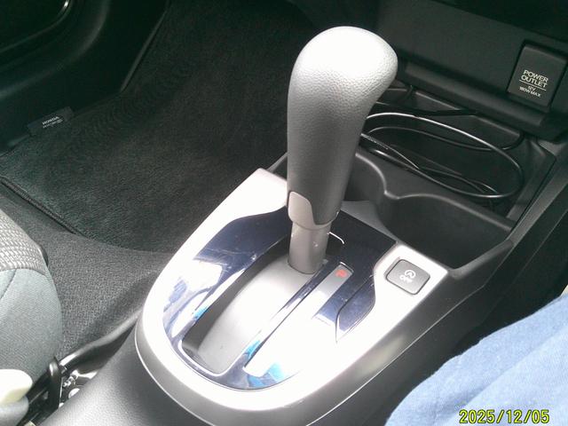 フィット 13G・Fパッケージ ワンオーナー車 スマ-トキ- ETC付き 禁煙 Rカメラ ブルートゥース メモリーナビ フルセグ 記録簿有(20枚目)