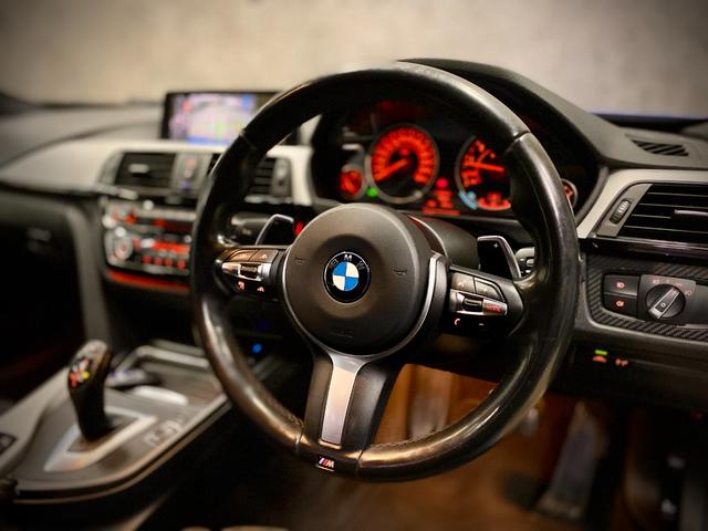 ３シリーズ ３２０ｉ　Ｍスポーツ　バックカメラ　クリアランスソナー　オートクルーズコントロール　レーンアシスト　アルミホイール　オートライト　ＨＩＤ　パワーシート　ターボ　スマートキー　アイドリングストップ　ＡＴ　盗難防止システム（3枚目）