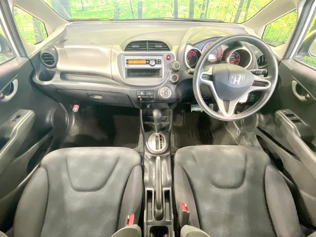 フィット 13G 禁煙車 ワンオーナー CDオーディオ 電動格納ミラー キーレス プライバシーガラス ドアバイザー 盗難防止装置(2枚目)