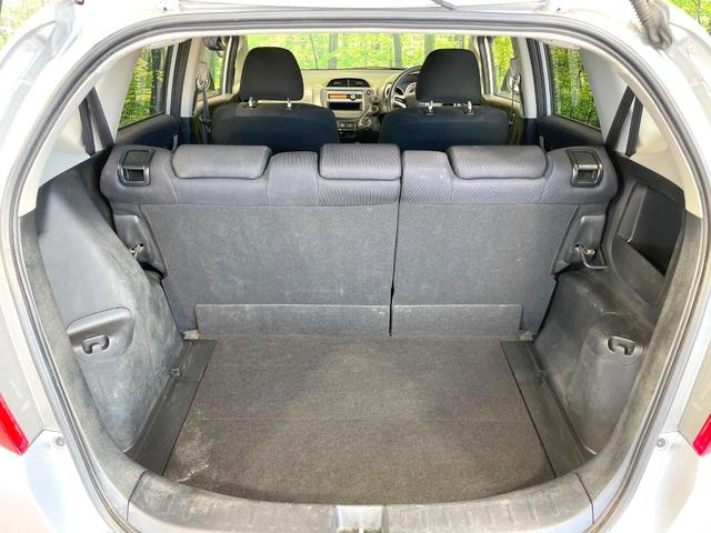 フィット 13G 禁煙車 ワンオーナー CDオーディオ 電動格納ミラー キーレス プライバシーガラス ドアバイザー 盗難防止装置(10枚目)