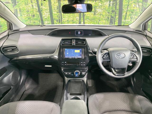 プリウス S SDナビ バックカメラ 衝突被害軽減システム 100V電源 レーダークルーズ 禁煙車 コーナーセンサー スマートキー LEDヘッド ビルトインETC 車線逸脱警報 オートライト オートエアコン(2枚目)