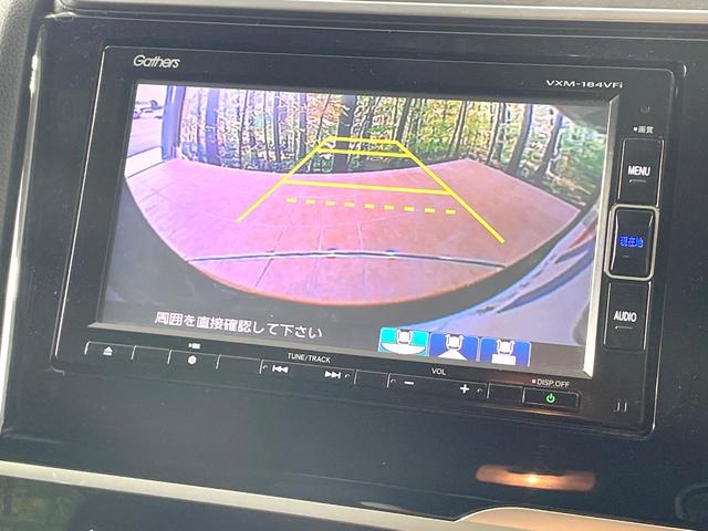 フィット １３Ｇ・Ｆ　純正ナビ　バックカメラ　禁煙車　スマートキー　ＬＥＤヘッド　ＥＴＣ　オートライト　オートエアコン　Ｂｌｕｅｔｏｏｔｈ　ＣＤ　ＤＶＤ再生　フルセグ　ＬＥＤフォグ　横滑防止装置　盗難防止装置（4枚目）