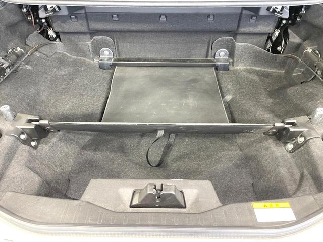 積み下ろしのしやすいデッキにはたっぷりと荷物を積み込んでいただけます。遊びから仕事まで、様々なシーンで頼れます♪