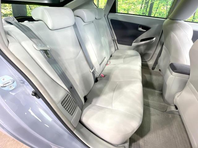 プリウス S 禁煙車 ナビ バックカメラ Bluetooth再生 寒冷地仕様 15インチアルミ ETC フォグライト スマートキー プライバシーガラス 盗難防止装置 オートエアコン(9枚目)