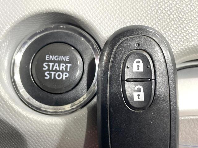 【キーレススタートシステム】カバンやポケットに入れたままでもドアの施錠・解錠が可能なスマートキーを装備。エンジンのオン・オフ時もカギを取り出す必要が無いからとっても便利です♪