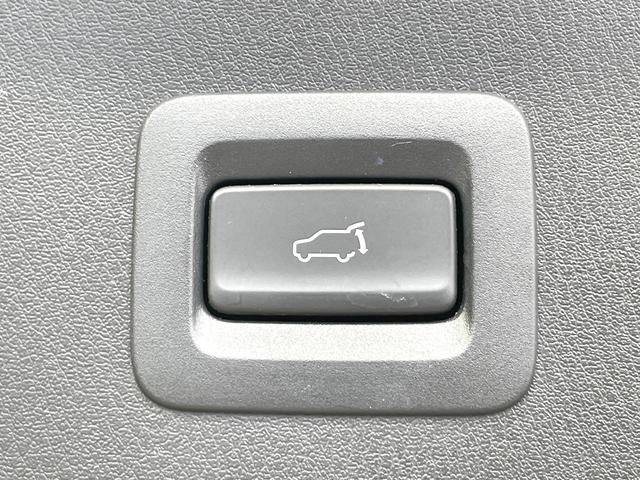 【パワーバックドア】スマートキーや運転席のボタンを押すだけでリアゲートが自動で開閉します！荷物を持っている時や、高い位置にあるバックドアを閉める際に便利な機能です♪