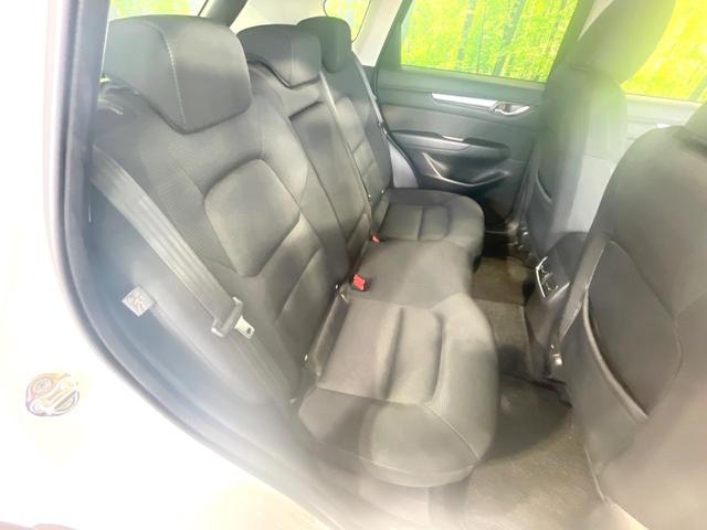 後部座席も気になるようなキズ・汚れやへたり等、大きなダメージはなく、良好な状態です。