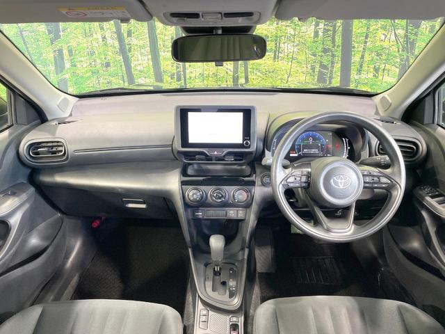 ヤリスクロス Ｘ　純正８型ナビ　衝突軽減　禁煙車　バックカメラ　レーダークルーズ　コーナーセンサー　スマートキー　ＥＴＣ　オートハイビーム　Ｂｌｕｅｔｏｏｔｈ　車線逸脱警報　オートライト　フルセグ　盗難防止装置（2枚目）