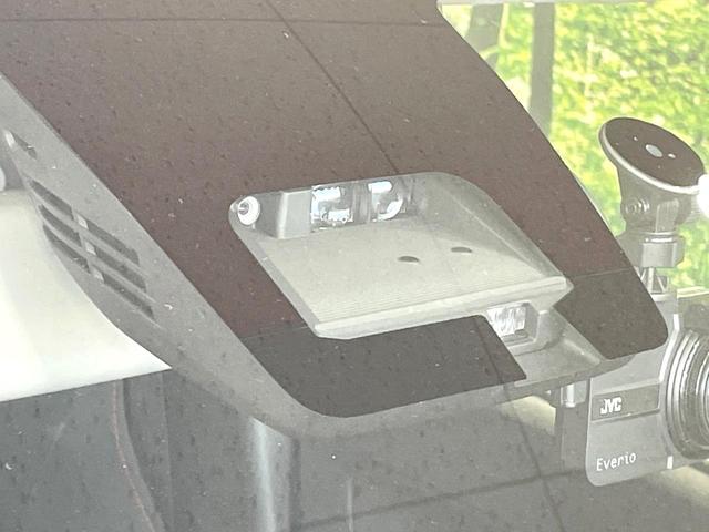 アルトワークス ベースグレード　バックカメラ　衝突被害軽減　禁煙車　コーナーセンサー　スマートキー　ＨＩＤヘッド　ＥＴＣ　純正１５インチアルミ　オートハイビーム　車線逸脱警報　オートライト　オートエアコン　アイドリングストップ（3枚目）