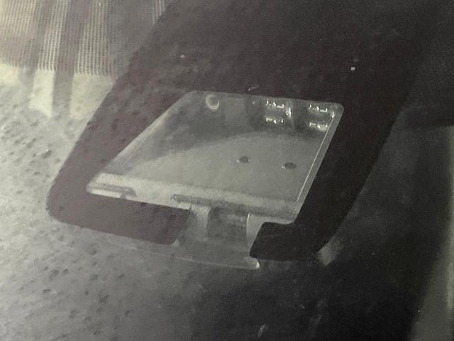 アクア クロスオーバー　純正ナビ　バックカメラ　衝突被害軽減　禁煙車　ハーフレザーシート　コーナーセンサー　ＬＥＤヘッド　純正１６インチアルミ　ＥＴＣ　オートハイビーム　オートライト　オートエアコン　Ｂｌｕｅｔｏｏｔｈ（3枚目）