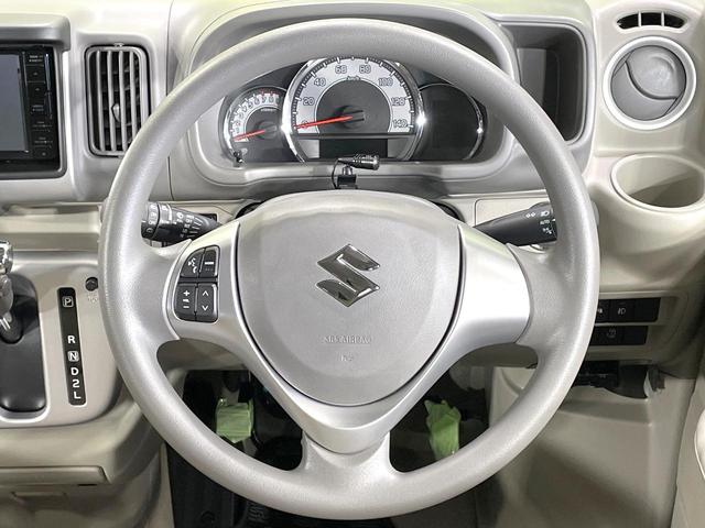 �C���e���A�ɍ��킹���f�U�C���̃X�e�A�����O�́A�^�]�������̂��Ƃ��l���A�^�]���₷���`��A�傫���ł��B�����x�A���ۂɐG���Ă��m���߂��������B