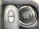 【キーレススタートシステム】カバンやポケットに入れたままでもドアの施錠・解錠が可能なスマートキーを装備。エンジンのオン・オフ時もカギを取り出す必要が無いからとっても便利です♪