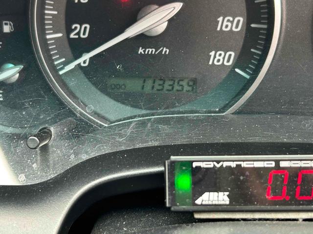 マークII ｉＲ－Ｖ　アルミホイール　ＨＩＤ　ＭＴ　キーレスエントリー　電動格納ミラー　盗難防止システム　パワーシート　ＣＤ　ＭＤ　記録簿　衝突安全ボディ　ＡＢＳ　エアコン　パワーステアリング　パワーウィンドウ（3枚目）