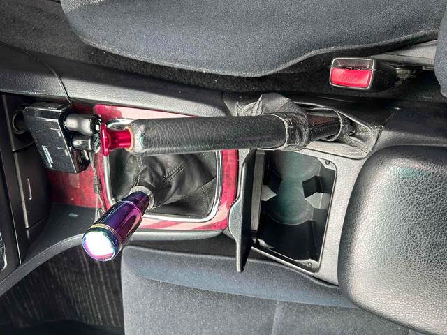 マークII ｉＲ－Ｖ　アルミホイール　ＨＩＤ　ＭＴ　キーレスエントリー　電動格納ミラー　盗難防止システム　パワーシート　ＣＤ　ＭＤ　記録簿　衝突安全ボディ　ＡＢＳ　エアコン　パワーステアリング　パワーウィンドウ（5枚目）