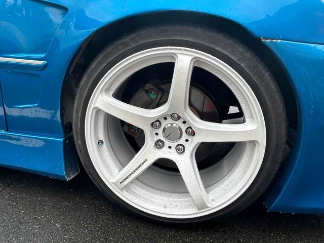 マークII ｉＲ－Ｖ　アルミホイール　ＨＩＤ　ＭＴ　キーレスエントリー　電動格納ミラー　盗難防止システム　パワーシート　ＣＤ　ＭＤ　記録簿　衝突安全ボディ　ＡＢＳ　エアコン　パワーステアリング　パワーウィンドウ（27枚目）