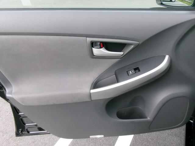 プリウス Ｓ　Ｔチェーン　ナビ　Ｂｌｕｅｔｏｏｔｈ　バックカメラ　フルセグ　スマートキー　プッシュスタート　オートライト　オートエアコン　ＥＴＣ　取扱説明書　Ｗエアバッグ　サイドエアバッグ（29枚目）