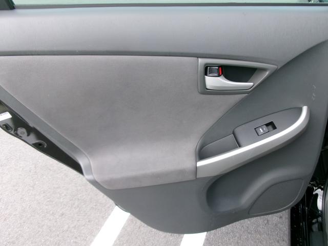 プリウス Ｓ　Ｔチェーン　ナビ　Ｂｌｕｅｔｏｏｔｈ　バックカメラ　フルセグ　スマートキー　プッシュスタート　オートライト　オートエアコン　ＥＴＣ　取扱説明書　Ｗエアバッグ　サイドエアバッグ（30枚目）