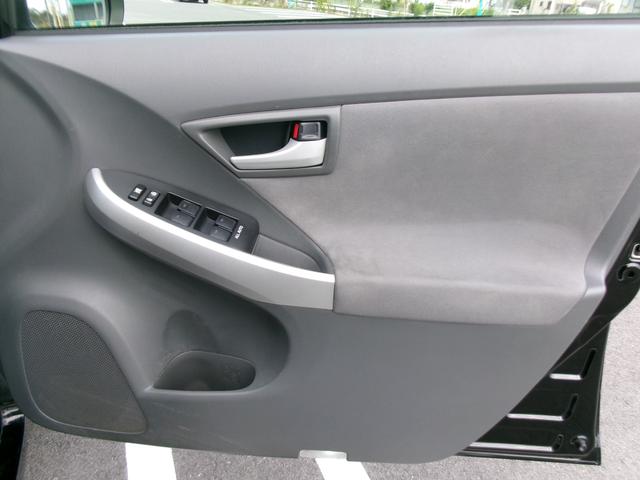 プリウス Ｓ　Ｔチェーン　ナビ　Ｂｌｕｅｔｏｏｔｈ　バックカメラ　フルセグ　スマートキー　プッシュスタート　オートライト　オートエアコン　ＥＴＣ　取扱説明書　Ｗエアバッグ　サイドエアバッグ（31枚目）