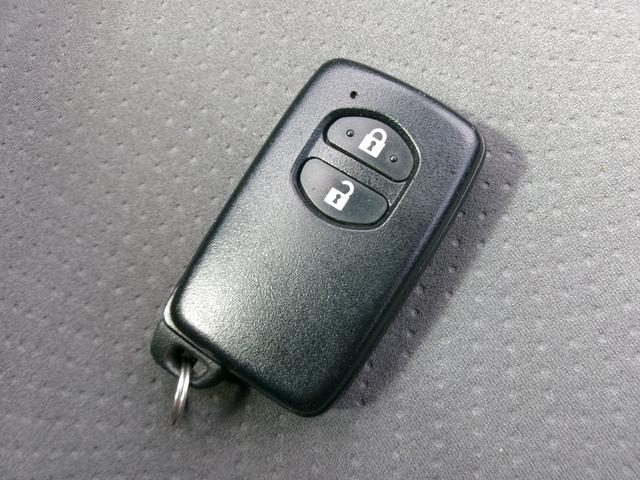 プリウス Ｓ　Ｔチェーン　ナビ　Ｂｌｕｅｔｏｏｔｈ　バックカメラ　フルセグ　スマートキー　プッシュスタート　オートライト　オートエアコン　ＥＴＣ　取扱説明書　Ｗエアバッグ　サイドエアバッグ（75枚目）