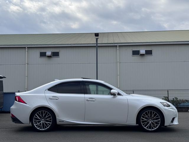 ＩＳ ＩＳ３００ｈ　純正ナビ　フルセグ　ＢＴ対応　ブルーレイ対応　バックカメラ　サンルーフ　純正１８ＡＷ　ＬＥＤヘッド　フォグ　クルコン　社外レーダー　ＥＴＣ　スマートキー　保証書　取説　記録簿（3枚目）