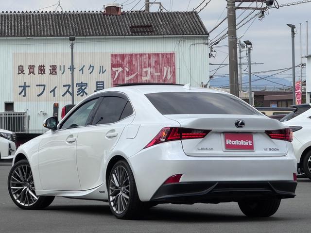 ＩＳ ＩＳ３００ｈ　純正ナビ　フルセグ　ＢＴ対応　ブルーレイ対応　バックカメラ　サンルーフ　純正１８ＡＷ　ＬＥＤヘッド　フォグ　クルコン　社外レーダー　ＥＴＣ　スマートキー　保証書　取説　記録簿（5枚目）