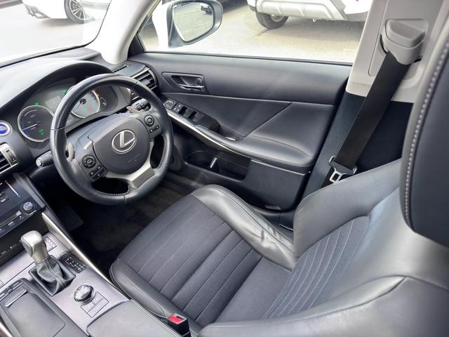 ＩＳ ＩＳ３００ｈ　純正ナビ　フルセグ　ＢＴ対応　ブルーレイ対応　バックカメラ　サンルーフ　純正１８ＡＷ　ＬＥＤヘッド　フォグ　クルコン　社外レーダー　ＥＴＣ　スマートキー　保証書　取説　記録簿（8枚目）