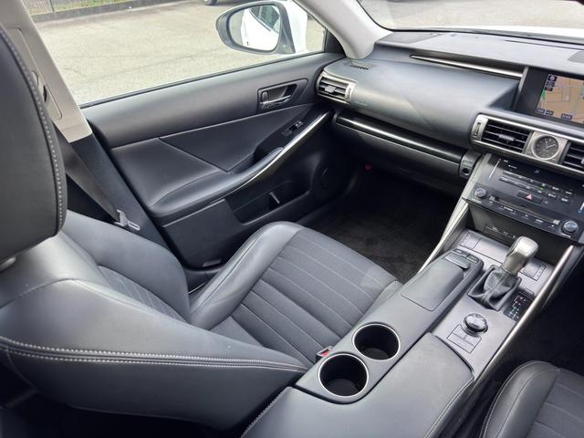 ＩＳ ＩＳ３００ｈ　純正ナビ　フルセグ　ＢＴ対応　ブルーレイ対応　バックカメラ　サンルーフ　純正１８ＡＷ　ＬＥＤヘッド　フォグ　クルコン　社外レーダー　ＥＴＣ　スマートキー　保証書　取説　記録簿（9枚目）