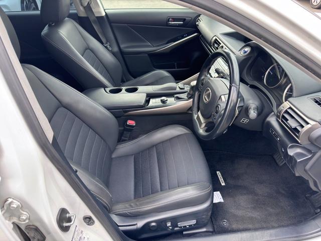 ＩＳ ＩＳ３００ｈ　純正ナビ　フルセグ　ＢＴ対応　ブルーレイ対応　バックカメラ　サンルーフ　純正１８ＡＷ　ＬＥＤヘッド　フォグ　クルコン　社外レーダー　ＥＴＣ　スマートキー　保証書　取説　記録簿（10枚目）