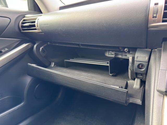 ＩＳ ＩＳ３００ｈ　純正ナビ　フルセグ　ＢＴ対応　ブルーレイ対応　バックカメラ　サンルーフ　純正１８ＡＷ　ＬＥＤヘッド　フォグ　クルコン　社外レーダー　ＥＴＣ　スマートキー　保証書　取説　記録簿（22枚目）