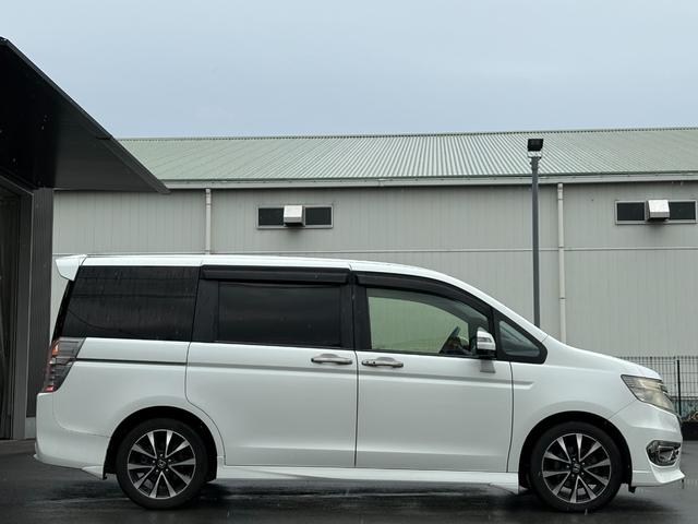 ステップワゴンスパーダ Z クールスピリット 純正9インチナビ フルセグ 外フリップダウンモニター 両側パワースライドドア スマートキーX2 DVD クルコン バックカメラ ETC HIDヘッドライト アイドリングストップ(3枚目)