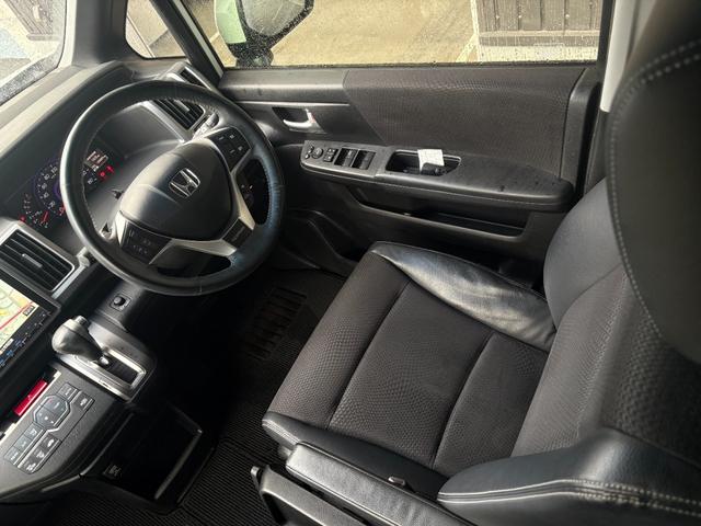 ステップワゴンスパーダ Z クールスピリット 純正9インチナビ フルセグ 外フリップダウンモニター 両側パワースライドドア スマートキーX2 DVD クルコン バックカメラ ETC HIDヘッドライト アイドリングストップ(8枚目)