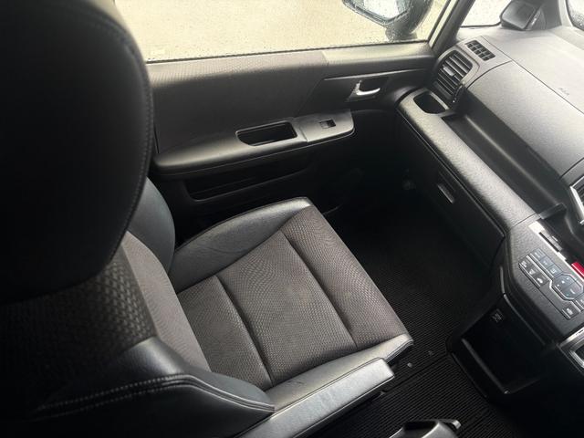 ステップワゴンスパーダ Z クールスピリット 純正9インチナビ フルセグ 外フリップダウンモニター 両側パワースライドドア スマートキーX2 DVD クルコン バックカメラ ETC HIDヘッドライト アイドリングストップ(9枚目)