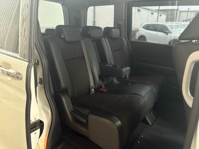 ステップワゴンスパーダ Z クールスピリット 純正9インチナビ フルセグ 外フリップダウンモニター 両側パワースライドドア スマートキーX2 DVD クルコン バックカメラ ETC HIDヘッドライト アイドリングストップ(10枚目)