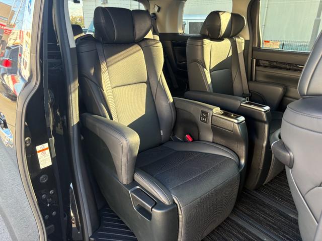 アルファード ２．５Ｓ　Ｃパッケージ　法人１オーナー　純正ナビ　フルセグ　フリップダウンモニター　サンルーフ　黒革シート　デジタルインナーミラー　ＤＶＤデッキ　前後ドラレコ　ＥＴＣ２．０　スマートキーＸ２　ベンチレーションシート　Ｂカメラ（10枚目）