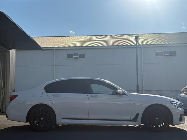 7シリーズ 750i Mスポーツ メーカーナビ フルセグ サンルーフ 黒革シート ハーマンカードン LED パノラマカメラ 外21AW ブレーキサポート パワートランク コーナーセンサー ディーラー整備記録簿 保証書 取説 スペアキー(3枚目)