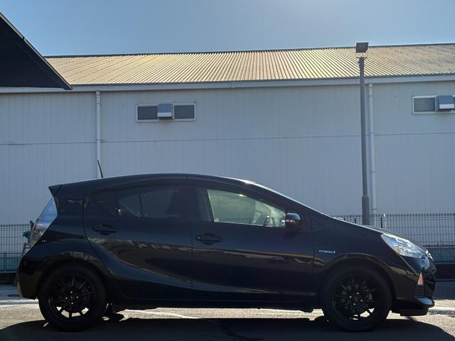 アクア S 純正ナビ TV スマートキーX2 黒革調シートカバー 外エンジンスターター 外LEDヘッドライト 外16AW ETC ドラレコ 電動フェンダーポール LEDルームランプ DVD再生 BTオーディオ対応(3枚目)