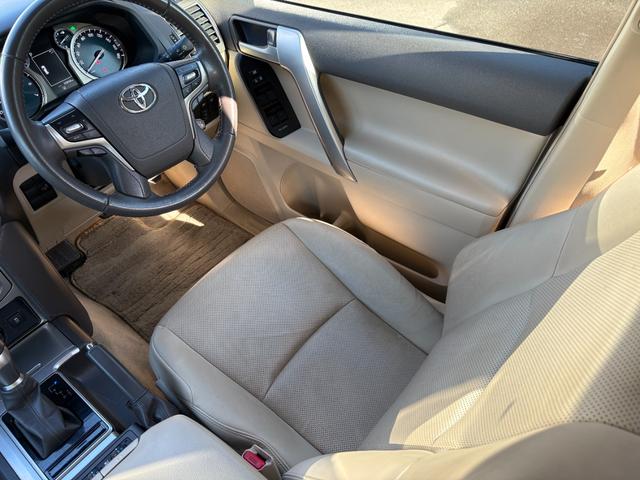 ランドクルーザープラド TX Lパッケージ マットブラックエディション ワンオーナー 純正9型ナビ フルセグ BT対応 DVD再生 セーフティセンス バックカメラ ベージュ革シート シートベンチレーション サンルーフ ルーフレール 純正18AW ETC スマートキーX2(10枚目)