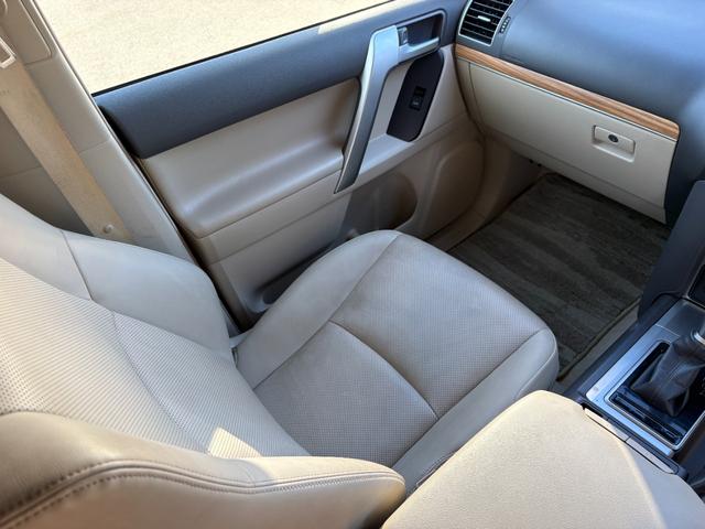 ランドクルーザープラド TX Lパッケージ マットブラックエディション ワンオーナー 純正9型ナビ フルセグ BT対応 DVD再生 セーフティセンス バックカメラ ベージュ革シート シートベンチレーション サンルーフ ルーフレール 純正18AW ETC スマートキーX2(11枚目)