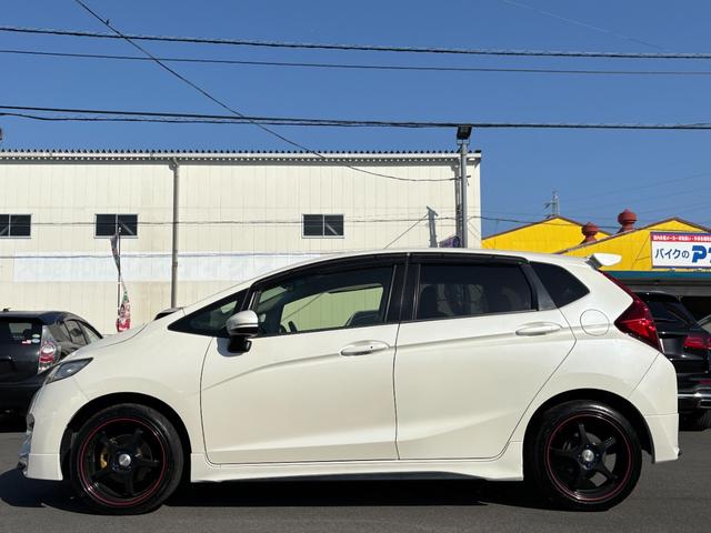 フィット １３Ｇ・Ｆパッケージ　無限エアロ　ＨＫＳマフラー　無限Ｒスポイラー　無限グリル　外１７ＡＷ　純正ナビ　フルセグ　Ｂカメラ　ＥＴＣ　無限サイドバイザー　無限フロアマット　外レーダー　ドラレコ　外ＬＥＤヘッド　スマートキーＸ２（4枚目）